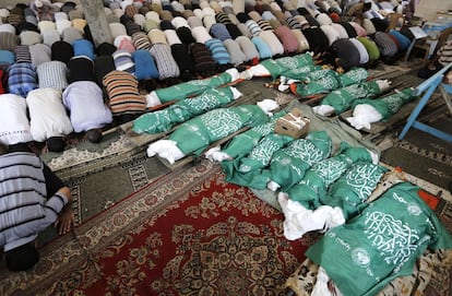 Veintitrés miembros de la familia palestina Abu Jamaa, que vivían en una casa de tres pisos en Khan Yunis (Gaza), murieron tras un ataque israelí. En la imagen, los cuerpos sin vida yacen en una mezquita durante el funeral.