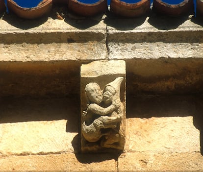 Imagem de casal fazendo sexo no telhado da igreja de San Miguel de Fuentidueña (Segovia).