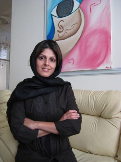 Artemis Razmipour, en su casa en Teherán.