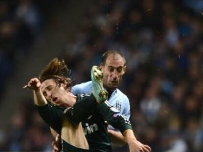 Modric golpea al balón ante Zabaleta.