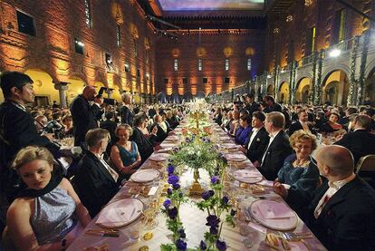 Todos los comensales en la cena de gala tras la entrega de los premios Nobel. Un banquete con un escenario de lujo: el Ayuntamiento de Estocolmo.