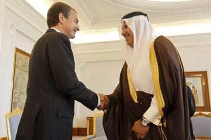 El presidente del Gobierno, José Luis Rodríguez Zapatero, saluda al primer ministro de Catar, Hamad bin Jaber Al Thani.