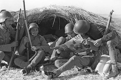 Frente de Aragón, agosto de 1936. Combatientes alemanes de la centuria republicana Thaelmann leen la publicación en lengua alemana de la revista <i>Aiz</i>.