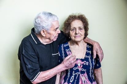 El matrimonio, Desiderio Hernández y Soledad Domínguez en su casa, en Plasencia en octubre de 2024.