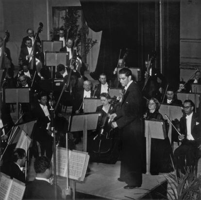 Argenta dirigiendo a la Orquesta de la Suisse Romande.