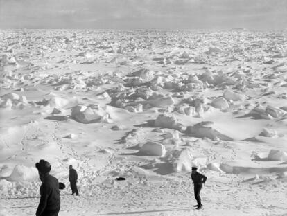 <b>14 de janeiro, 74 graus 10 sul - 27 graus 10 oeste.</b> <br/> Ponting tinha uma câmara escura instalada no acampamento-base, em Cabo Evans, na Ilha de Ross. Imagens em movimento captadas por uma câmera Newman-Sinclair, especialmente adaptadas para a expedição, compõem <a href="https://www.youtube.com/watch?v=8eENO8XzF3g">90ºSouth (1933)</a>, a versão sonora de <a href="https://www.youtube.com/watch?v=BpuvKiPoKy8">The Great White Silence (1924)</a>, um clássico documentário. O artista britânico passaria seus últimos 20 anos divulgando seu trabalho, em homenagem à coragem e coragem de seus companheiros expedicionários.