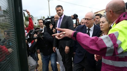 El ministro del Interior, Jorge Fernaández Dáiz, y la ministra de Fomento, Ana Pastor, acompañados de personal de Renfe, durante la visita que realizaron el lugar donde descarriló el tren Alvia Madrid-Ferrol.