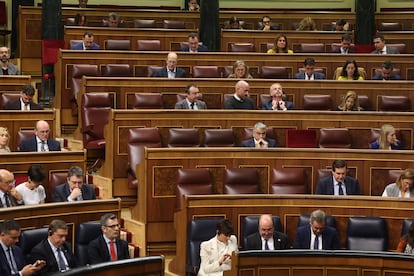 La bancada de Vox, vacía durante la intervención de EH-Bildu en la segunda jornada del debate de investidura de Pedro Sánchez. 