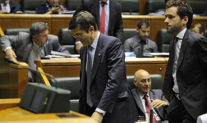 El 'lehendakari', Patxi López, en el pleno del Parlamento. Tras él, el popular Borja Sémper.