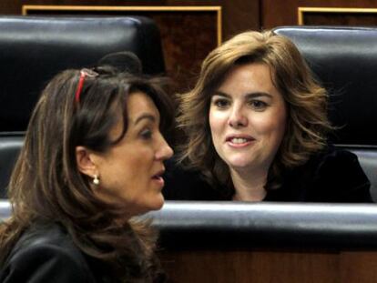 La vicepresidenta del Gobierno, Soraya Sáenz de Santamaría (sentada), y la portavoz socialista, Soraya Rodríguez, en el Congreso el pasado abril.