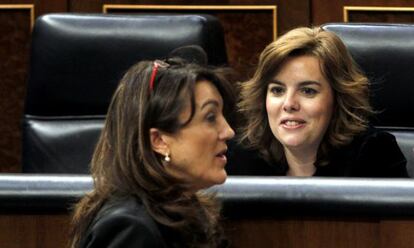 La vicepresidenta del Gobierno, Soraya Sáenz de Santamaría (sentada), y la portavoz socialista, Soraya Rodríguez, en el Congreso el pasado abril.