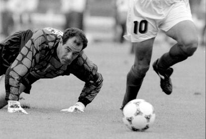 Roberto Baggio se marcha de Zubizarreta en el Mundial 1994.