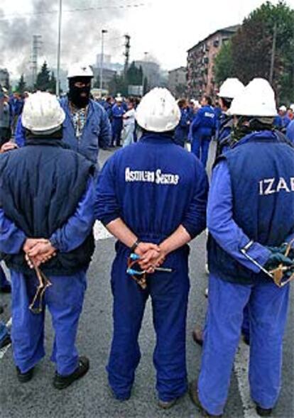 Un grupo de trabajadores de Izar en Sestao antes de la manifestación de ayer.