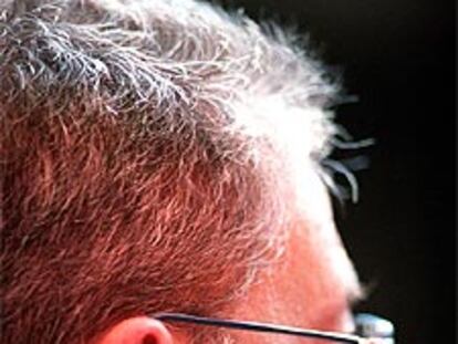 Un hombre con canas.