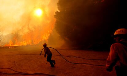 Para un número creciente de experto, los actuales megaincendios en California se deben en parte al éxito de los sistemas de extinción en el pasado, que han acumulado ingentes cantidades de combustible (hojarasca y madera) no quemados. En la imagen, fuego en La Cañada, California, en 27 de agosto de 2009