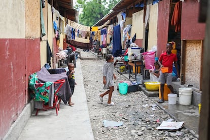 Niños juegan entre los distintos cuartos de la escuela convertida en refugio, este 13 de junio.