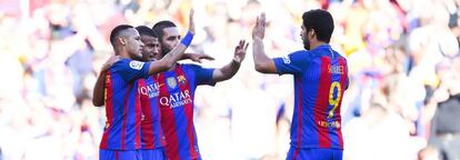 Neymar, Arda i Suárez feliciten Rafinha pel seu gol