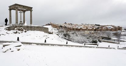 Vista general de Ávila desde los Cuatro Postes después de la nevada caída durante la madrugada. El Ayuntamiento de Ávila recomienda máxima precaución para transitar por las calles de la ciudad, tras la intensa nevada que descargó anoche sobre la ciudad, que provocó el cierre al tráfico de cinco calles que ya se encuentran abiertas al tránsito de vehículos.