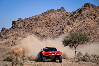 El piloto francés  Sebastien Loeb, del equipo Bahrain Raid Xtreme, y su copiloto belga, Fabian Lurquin, compiten durante la etapa 10 del rally Dakar 2024. 