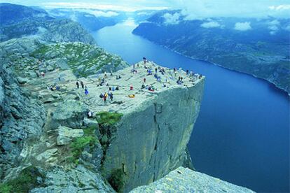 La roca Prekestolen (púlpito, en noruego), en Lysefjord, es uno de los lugares emblemáticos y más visitados de la costa noruega. Se encuentra en el sur, cerca de Stavanger, a 600 metros sobre el fiordo.