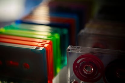 En La Cassettería, tienen entre 35 y 45 colores diferentes entre los que escoger para las carcasas así como para las cajas. Lo único que hace una máquina es grabar la música. Lo demás lo hace González, aunque está empezando a externalizar algunos de los servicios. “El artista nos hace la propuesta, que puede ser desde 10 minutos hasta 90, nos guía en el diseño, le doy el presupuesto y me pongo manos a la obra”, cuenta en el local el miércoles 16 de agosto de 2023.
