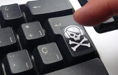 Un teclado con el s&iacute;mbolo pirata, en alusi&oacute;n a los delitos inform&aacute;ticos.