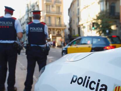 Una pareja de 'mossos' patrullan en Barcelona. 
 