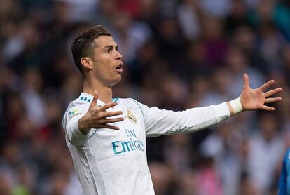 Cristiano Ronaldo gesticula durante un momento del partido.