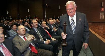 Jes&uacute;s Navarro, presidente de la industria alimentaria Carmencita, tras recibir en 2009 el premio Alfil, en Alicante.