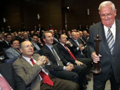 Jes&uacute;s Navarro, presidente de la industria alimentaria Carmencita, tras recibir en 2009 el premio Alfil, en Alicante.