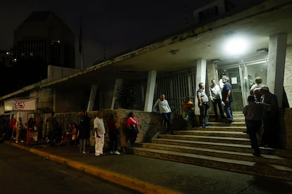 Ciudadanos esperan antes que abra un centro de votación en Caracas.