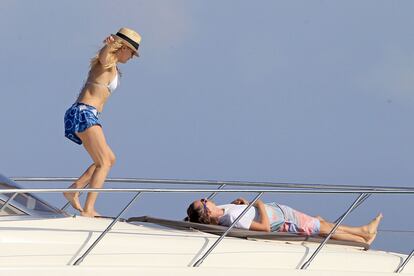 Kate Hudson y el cantante Matt Bellamy (Muse) se lo pasan en grande en un yate, frente a la isla de Ibiza.