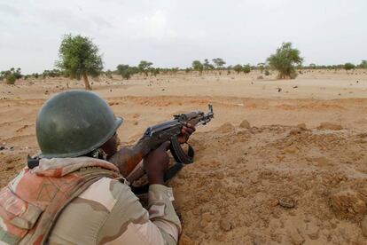 Un soldado nigerino vigila la frontera con Nigeria, a finales de junio