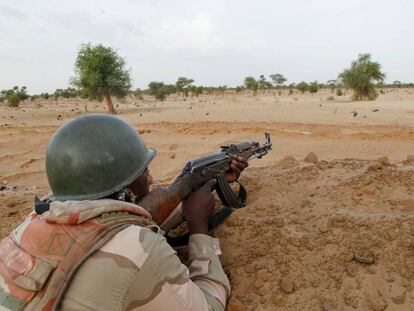 Un soldado nigerino vigila la frontera con Nigeria, a finales de junio