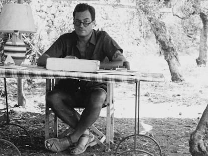 Patrick Leigh Fermor, escribiendo en su casa del Peloponeso.