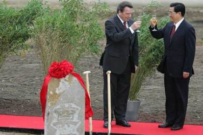 El canciller Gerhard Schröder (izquierda) brinda con el presidente chino, Hu Jintao, en Berlín.