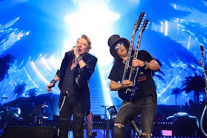 Lo que muchos pensaron que no volverían a ver: Axl Rose y Slash juntos en el escenario. La imagen es de 2023.