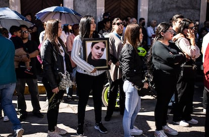 Una mujer carga un marco con la imagen de Paola Vargas, durante el cortejo fúnebre en la comunidad de Colotlán, este domingo.