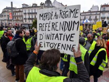 El movimiento cumple un mes, ya más debilitado en la calle, pero sigue marcando la agenda en Francia