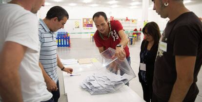 Los miembros de una mesa vac&iacute;an la urna al t&eacute;rmino de la jornada de las elecciones vascas en un colegio en el barrio Salburua, en Vitoria.