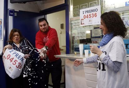 El segundo premio del sorteo de la Lotería de Navidad, el número 4.536, ha repartido en la Comunitat Valenciana un total de 30.875.000 euros, más de la mitad de ellos en la ciudad de Valencia, según los datos de Loterías y Apuestas del Estado. 