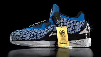 Li-Ning Way of Wade 4 The Fire Monkey

Hasta 3 millones y medio de euros se han pagado por este modelo de la firma deportiva china, el más caro de la historia hasta ahora. Oro de 18 kilates, piedras preciosas y diamantes blancos decoran la zapatilla que se diseñó con fines benéficos. Habrá que tener cuidado con los pisotones en el metro.