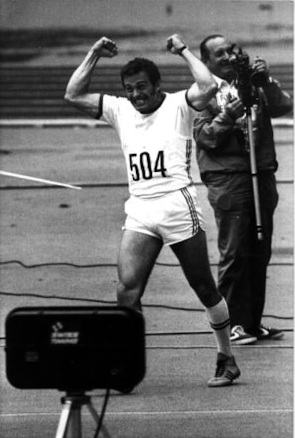 El lanzador húngaro Miklos Nemeth celebra su victoria en Montreal 76.