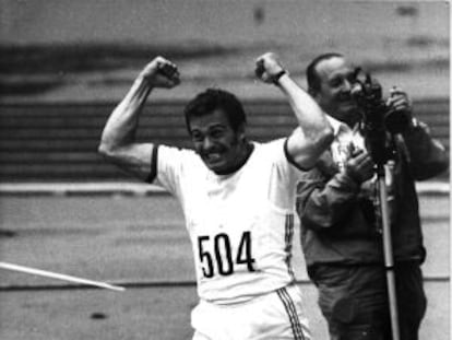 El lanzador húngaro Miklos Nemeth celebra su victoria en Montreal 76.