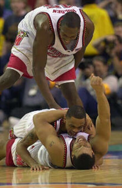 Holden, Dixon y Baxter celebran el triunfo de Maryland.