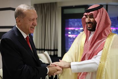 Recep Tayyip Erdogan, presidente de Turquía, frente a Mohammed bin Salmán, en Doha, Qatar