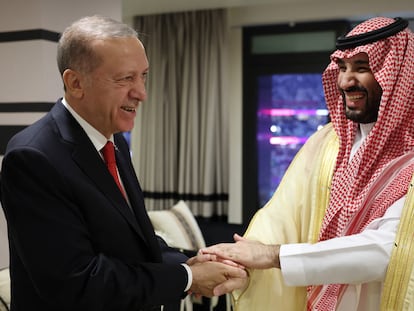 Recep Tayyip Erdogan, presidente de Turquía, frente a Mohammed bin Salmán, en Doha, Qatar