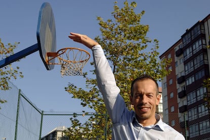 Carlos Cortés posa en una cancha de baloncesto en A Coruña.