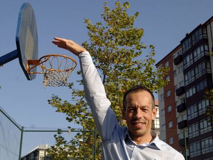 Carlos Cortés posa en una cancha de baloncesto en A Coruña.