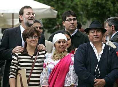 Rajoy, ayer en Madrid junto a candidatos extranjeros que figuran en las listas del PP en la comunidad y en algunos ayuntamientos madrileños.